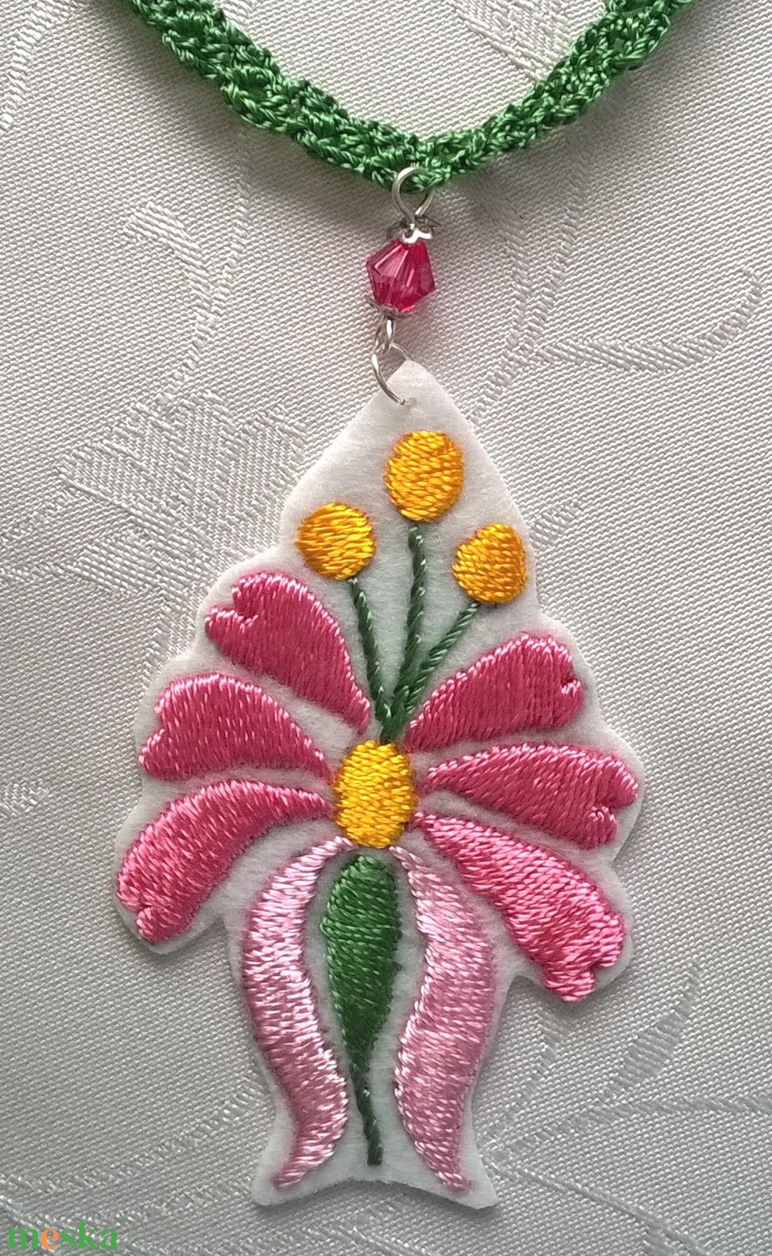 Zöld és rózsaszín /hímzett nyaklánc/ - ékszer - nyaklánc - medálos nyaklánc - Meska.hu