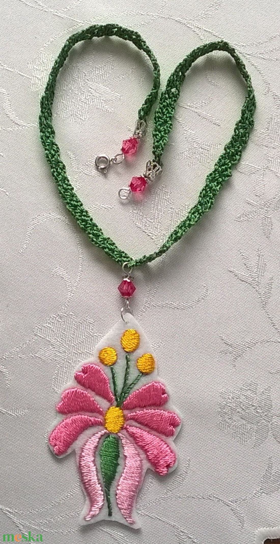 Zöld és rózsaszín /hímzett nyaklánc/ - ékszer - nyaklánc - medálos nyaklánc - Meska.hu