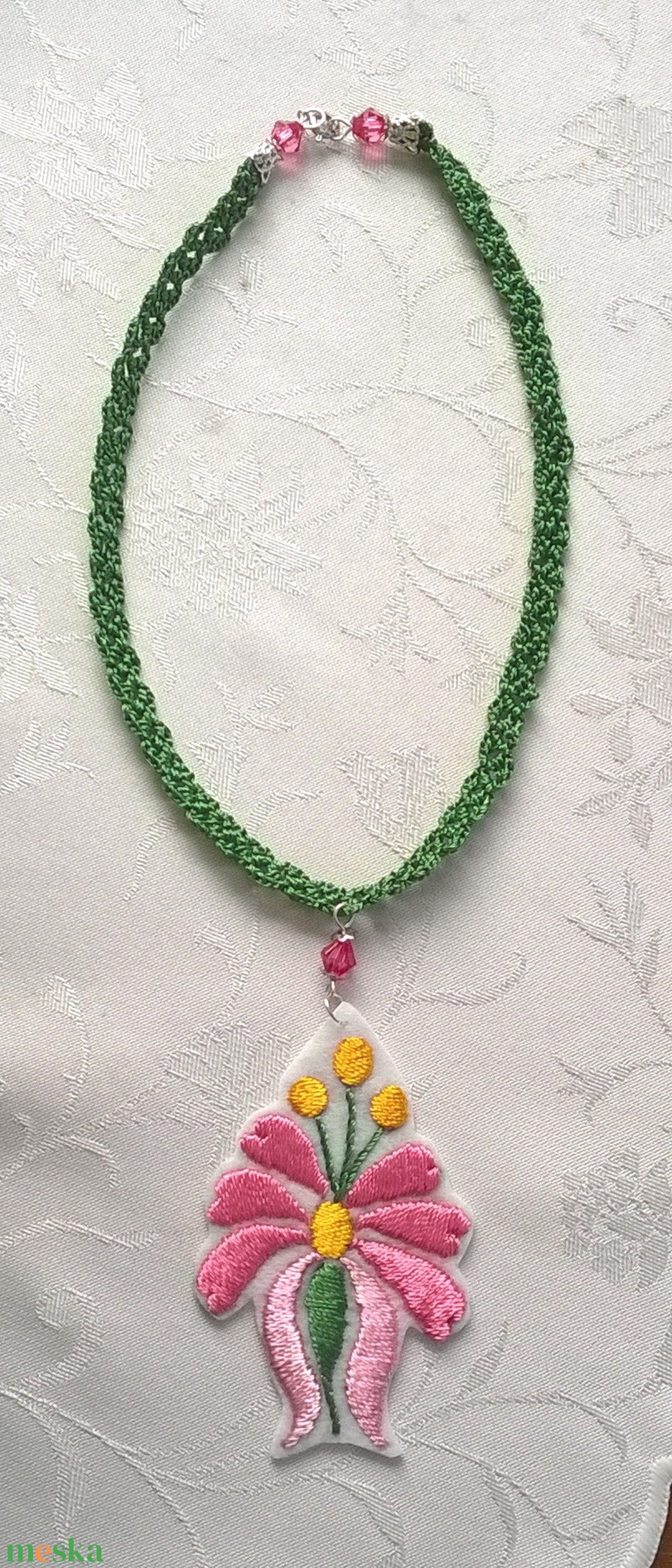 Zöld és rózsaszín /hímzett nyaklánc/ - ékszer - nyaklánc - medálos nyaklánc - Meska.hu