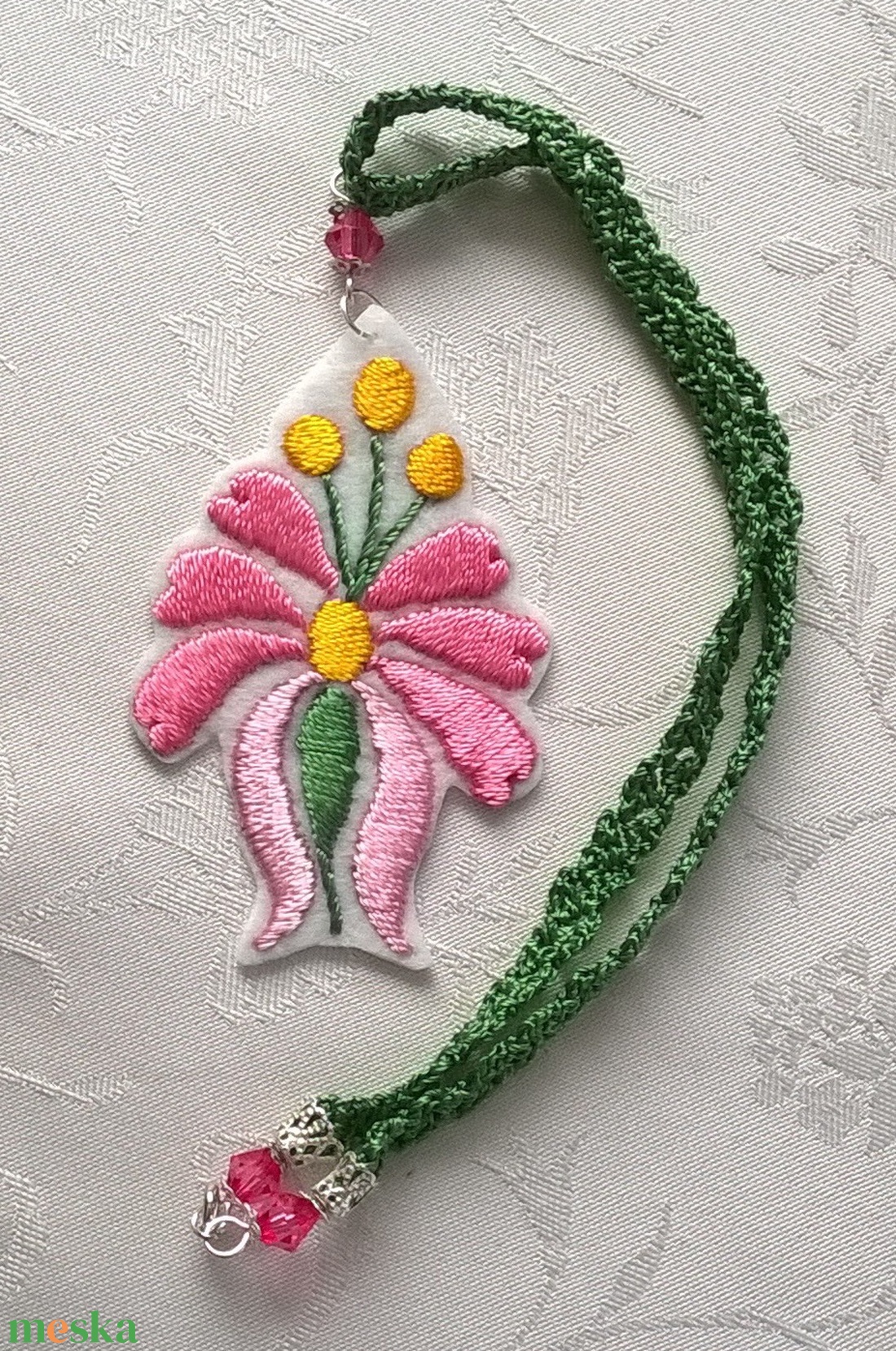 Zöld és rózsaszín /hímzett nyaklánc/ - ékszer - nyaklánc - medálos nyaklánc - Meska.hu