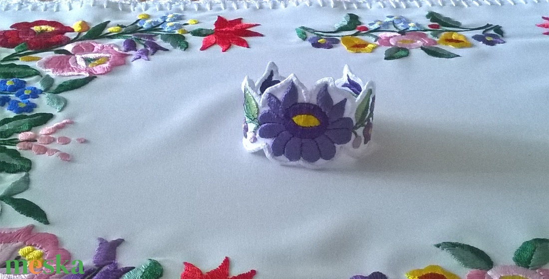 Hímzett karkötő - ékszer - karkötő - széles karkötő - Meska.hu