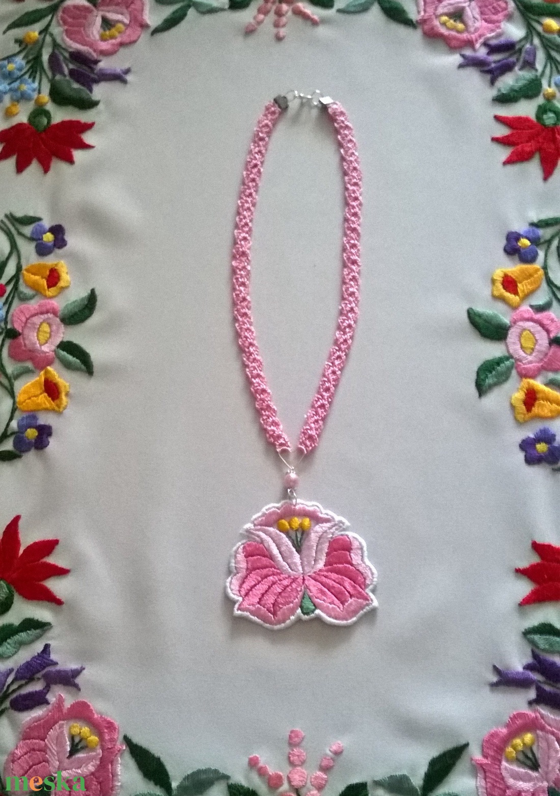 Rózsaszínke /hímzett nyaklánc/ - ékszer - nyaklánc - medálos nyaklánc - Meska.hu
