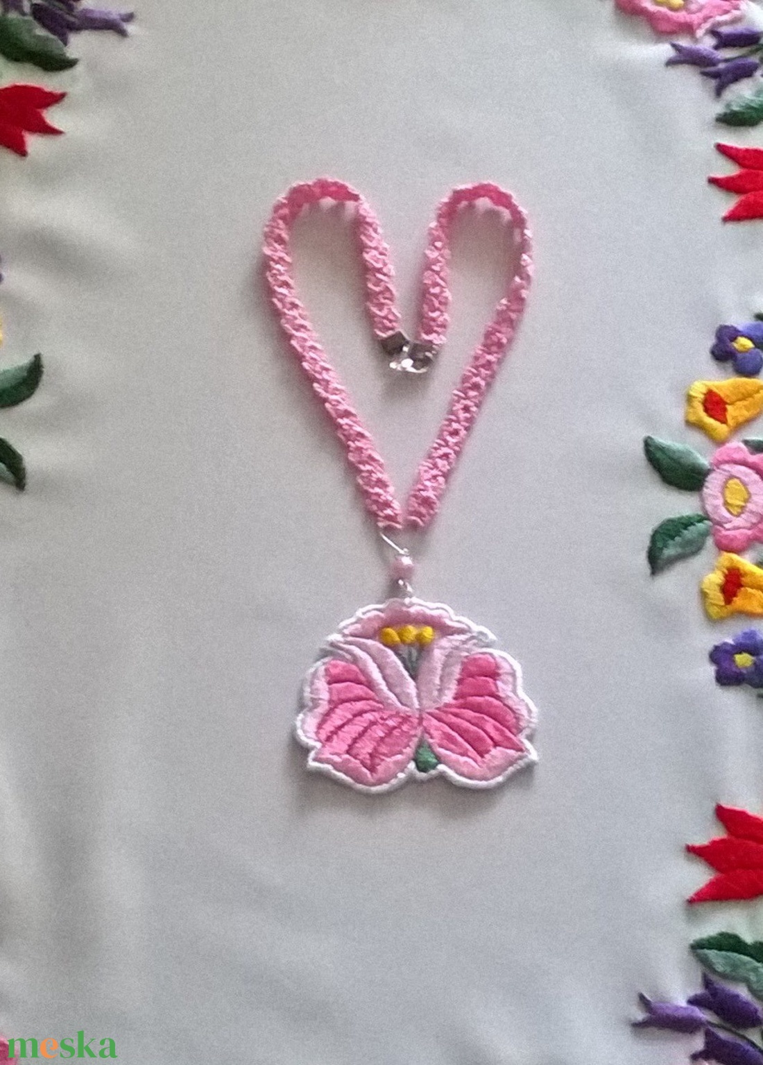 Rózsaszínke /hímzett nyaklánc/ - ékszer - nyaklánc - medálos nyaklánc - Meska.hu