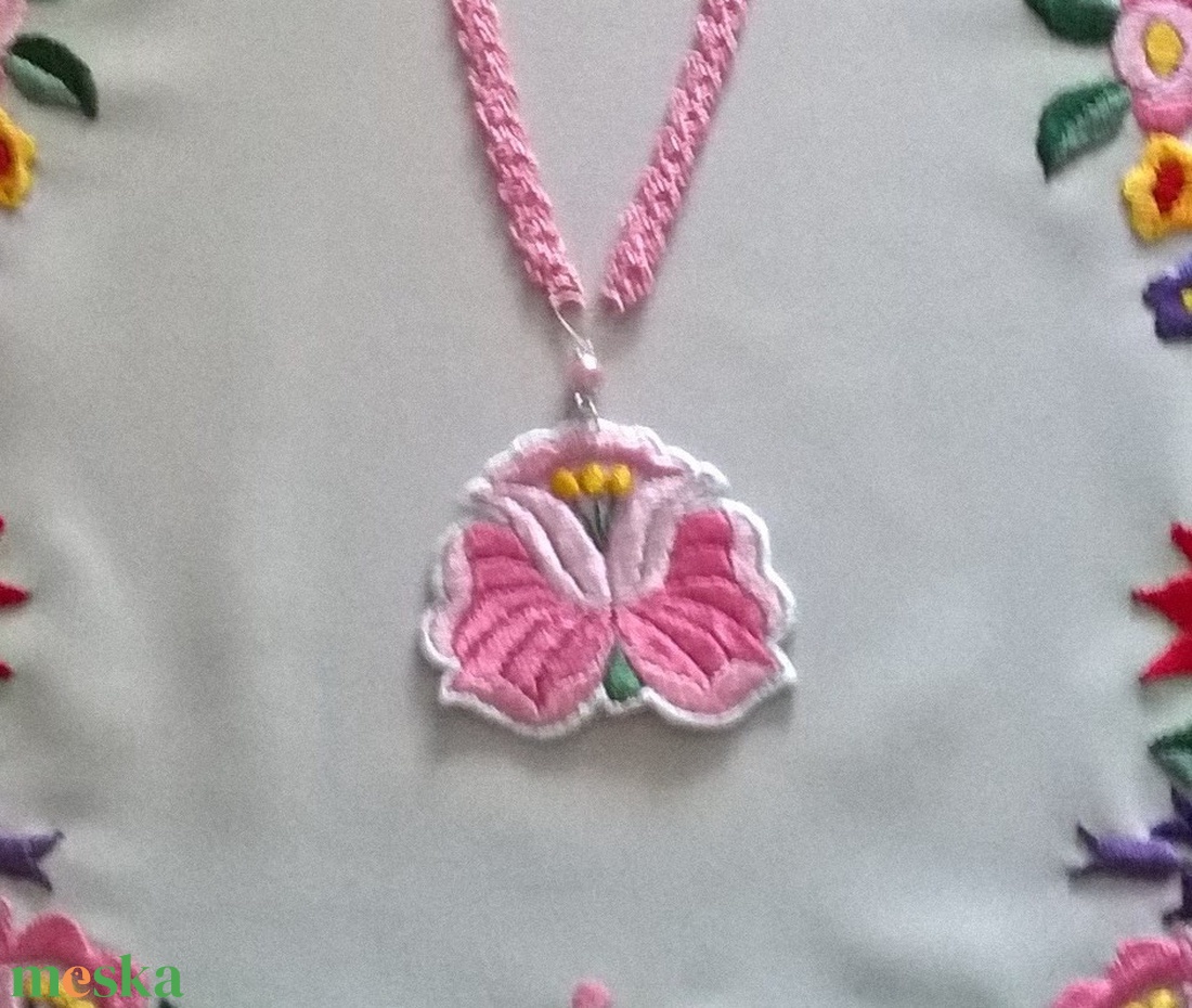 Rózsaszínke /hímzett nyaklánc/ - ékszer - nyaklánc - medálos nyaklánc - Meska.hu