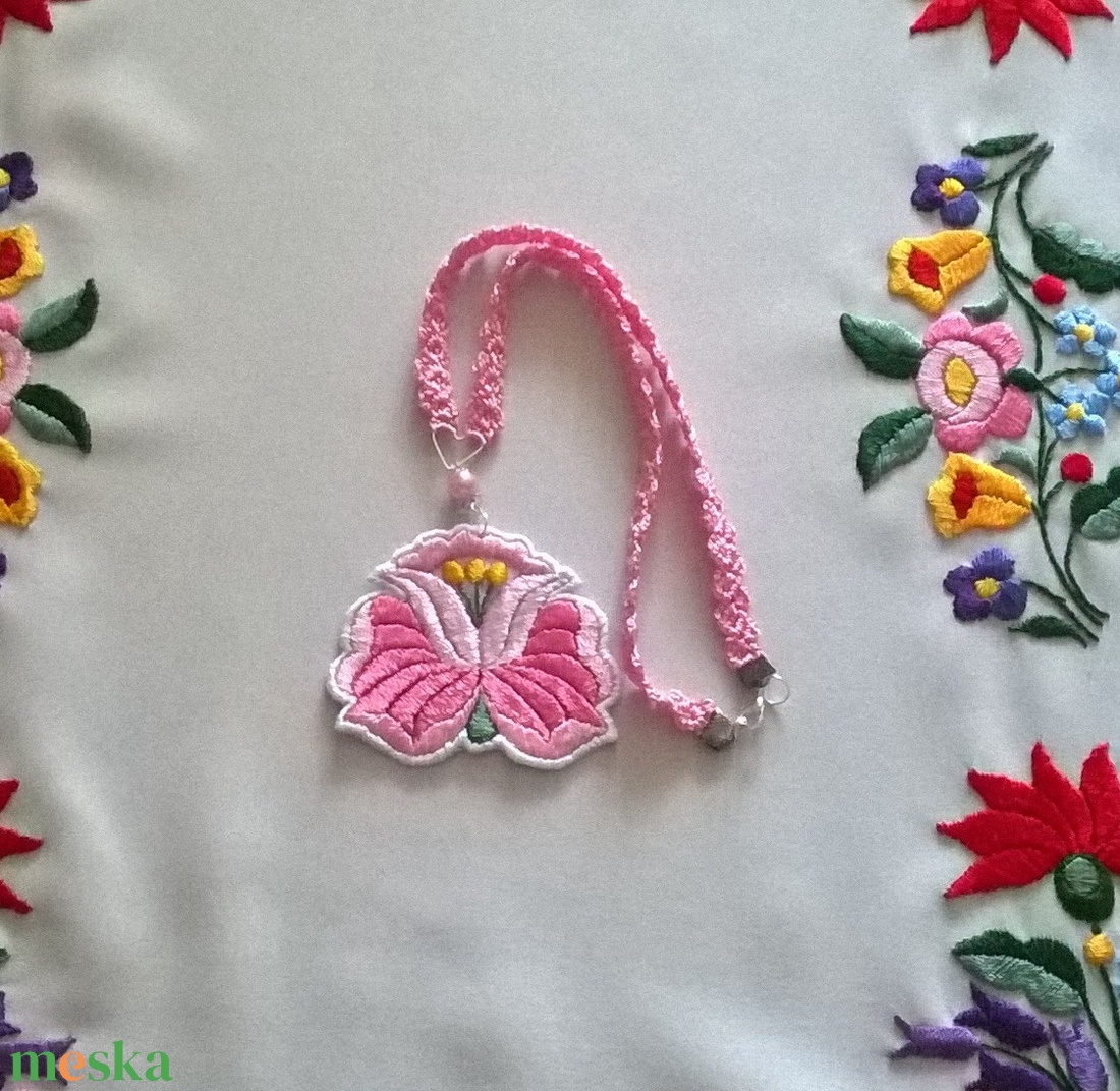 Rózsaszínke /hímzett nyaklánc/ - ékszer - nyaklánc - medálos nyaklánc - Meska.hu