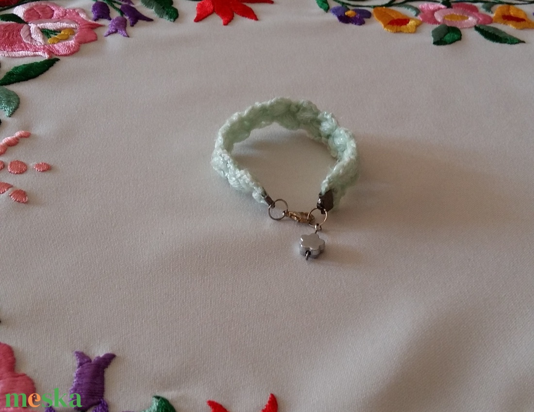 Horgolt karkötő - ékszer - karkötő - karkötő medállal - Meska.hu