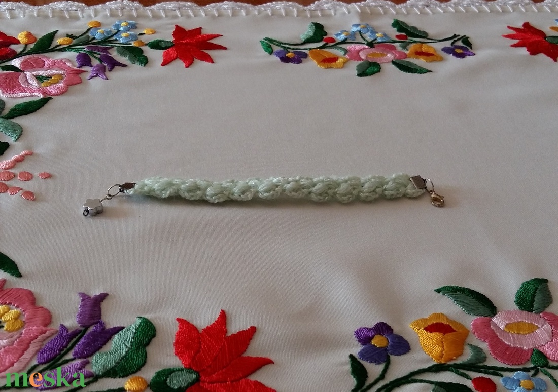 Horgolt karkötő - ékszer - karkötő - karkötő medállal - Meska.hu