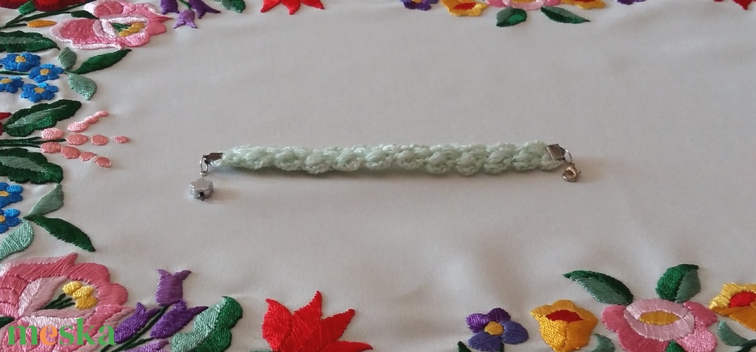 Horgolt karkötő - ékszer - karkötő - karkötő medállal - Meska.hu
