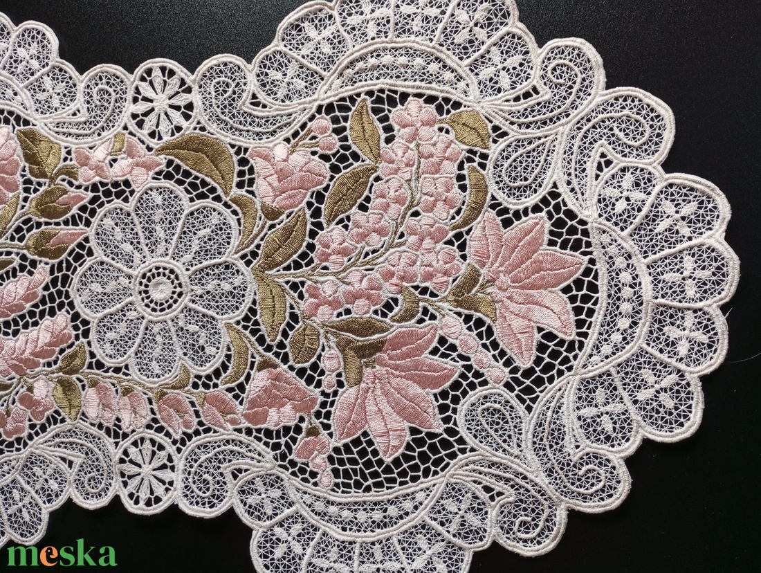 kalocsai  himzett futó - otthon & életmód - dekoráció - asztal és polc dekoráció - horgolt & csipketerítő - Meska.hu