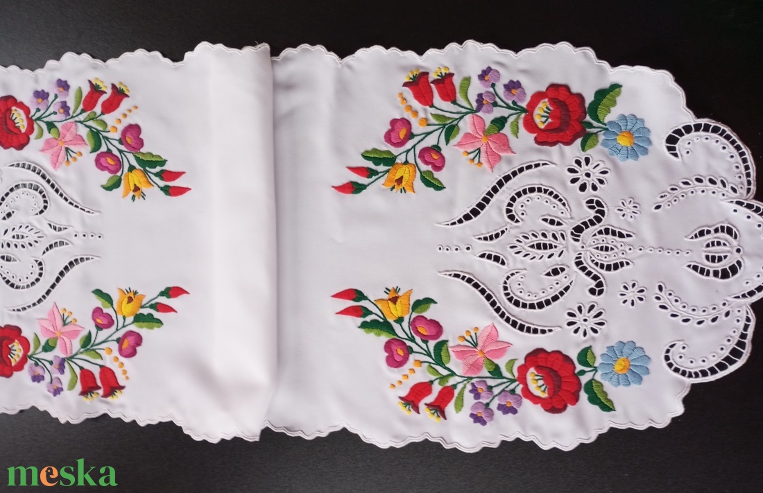 kalocsai  riseliös futó  - otthon & életmód - dekoráció - asztal és polc dekoráció - horgolt & csipketerítő - Meska.hu