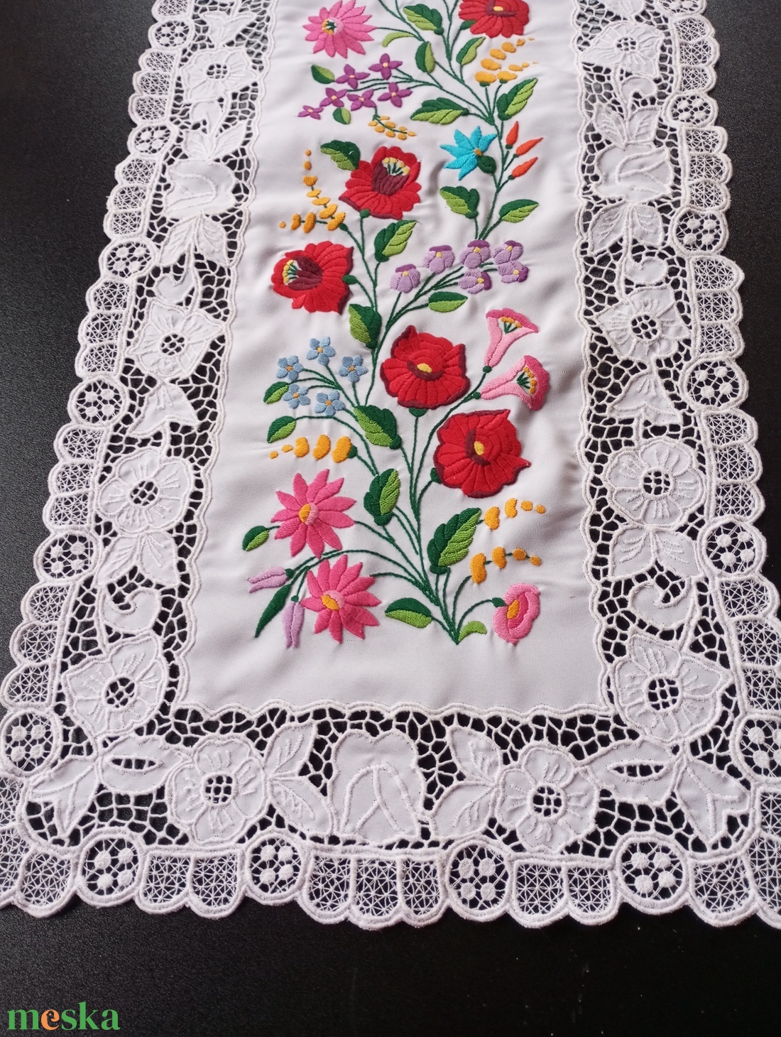 kalocsai  riseliös futó  - otthon & életmód - dekoráció - asztal és polc dekoráció - horgolt & csipketerítő - Meska.hu