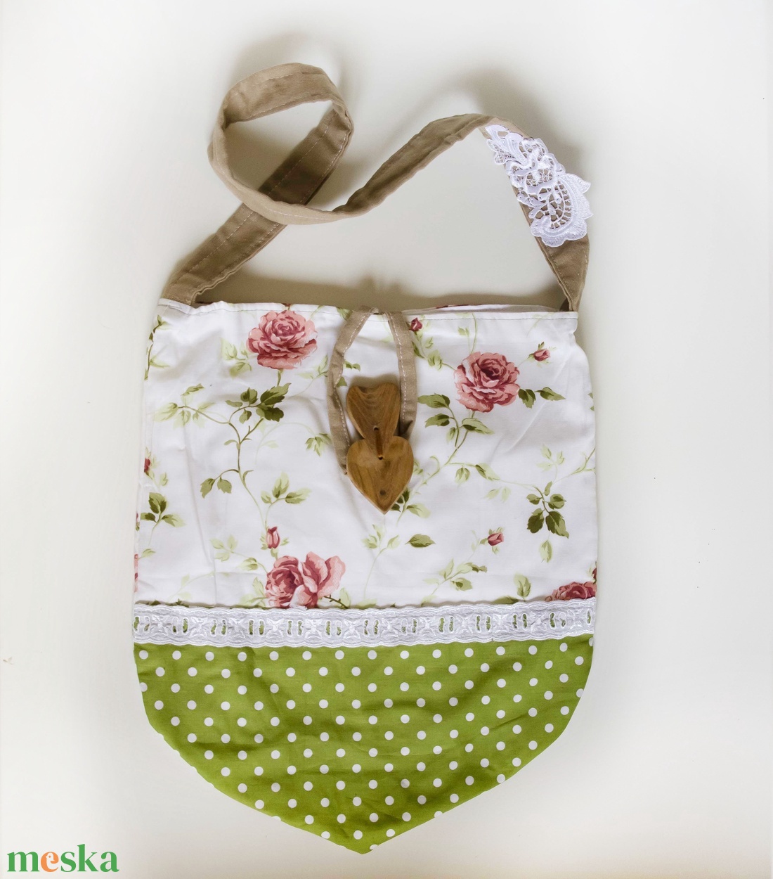 Rózsás, pajzs alakú táska cseresznyefagombbal - táska & tok - kézitáska & válltáska - válltáska - Meska.hu