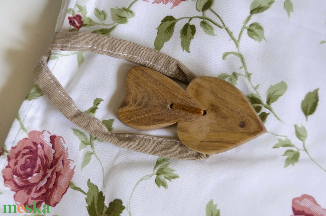 Rózsás, pajzs alakú táska cseresznyefagombbal - táska & tok - kézitáska & válltáska - válltáska - Meska.hu