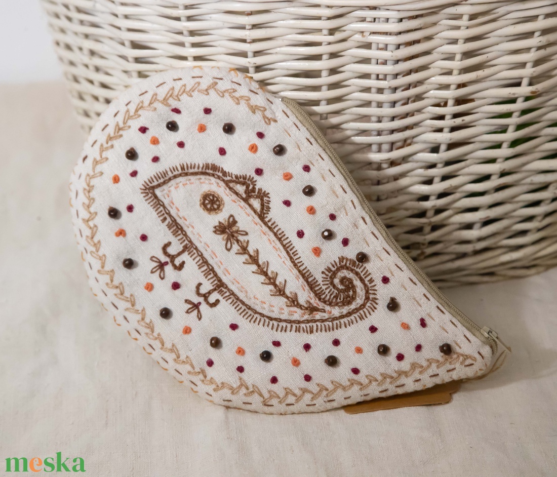 Csepp alakú tartó - sárközi kiskutya mintával, gyöngyökkel - táska & tok - neszesszer - Meska.hu