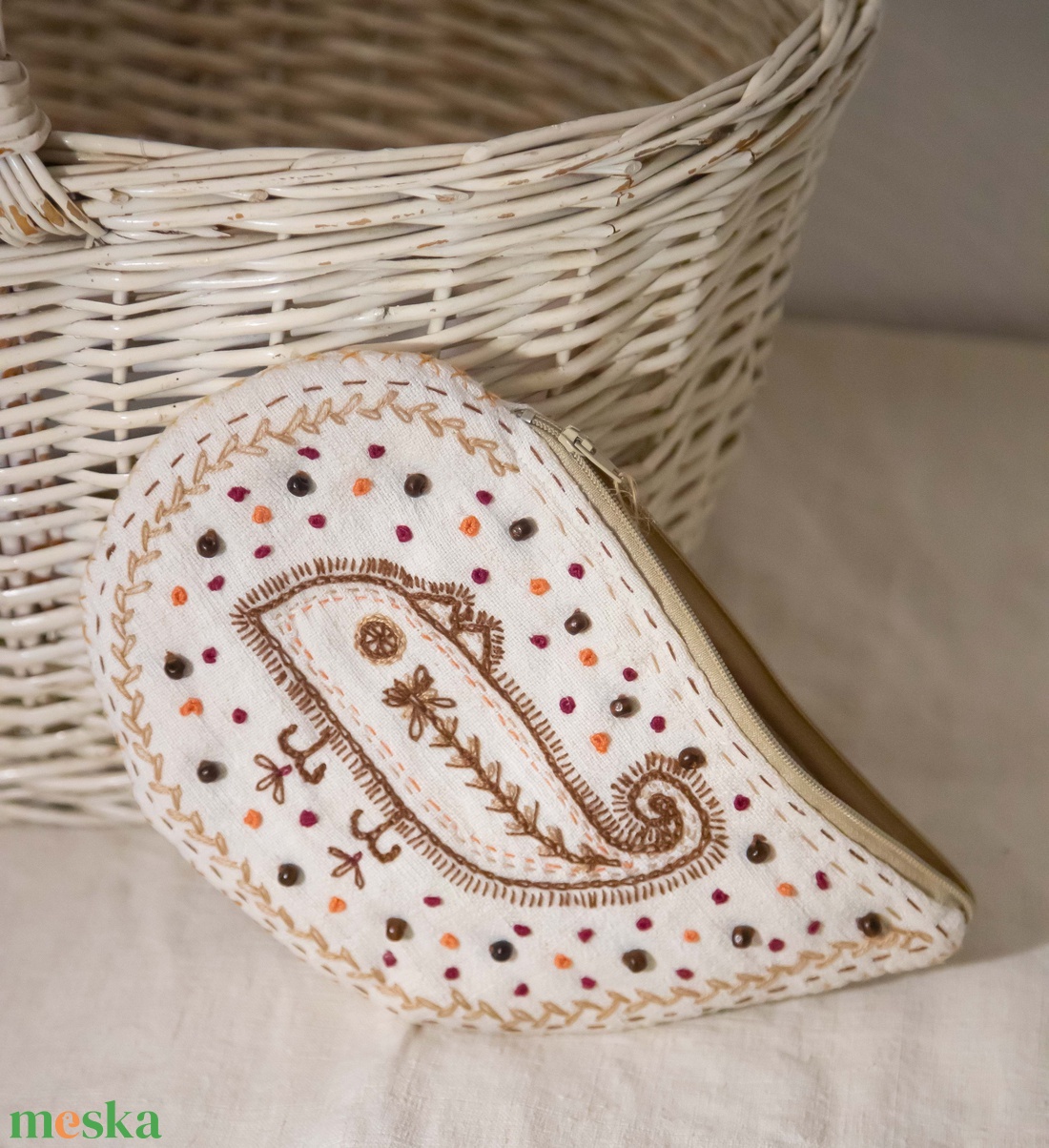 Csepp alakú tartó - sárközi kiskutya mintával, gyöngyökkel - táska & tok - neszesszer - Meska.hu