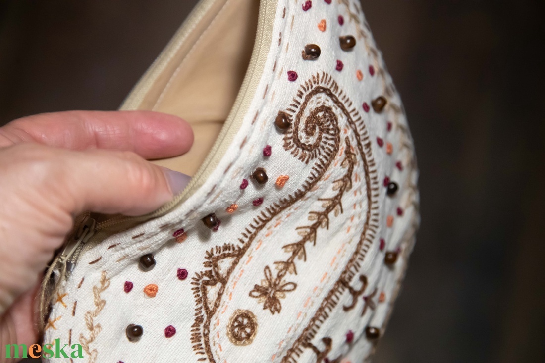 Csepp alakú tartó - sárközi kiskutya mintával, gyöngyökkel - táska & tok - neszesszer - Meska.hu