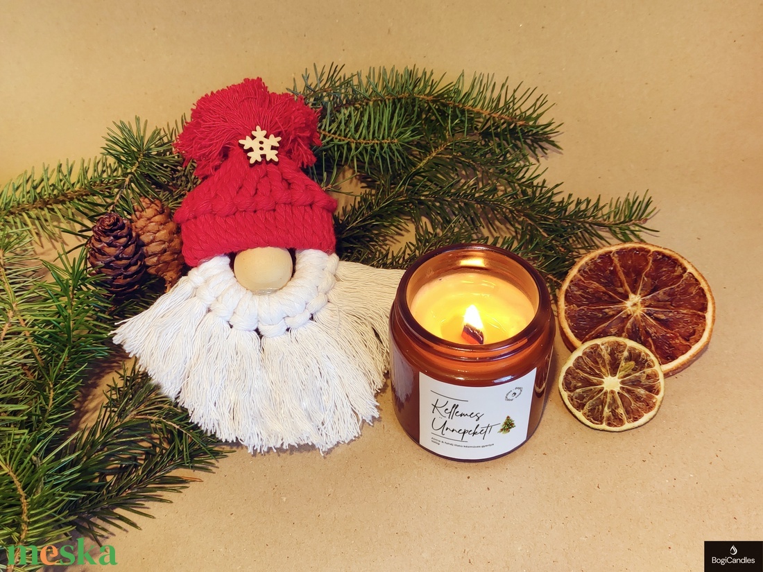 Makramé Mikulás + Illatgyertya Ajándékcsomag -120g, Ajándék barátnőnek, kollégának, szülőknek, ajándék box - karácsony - karácsonyi lakásdekoráció - karácsonyi illatgyertya, mécses - Meska.hu