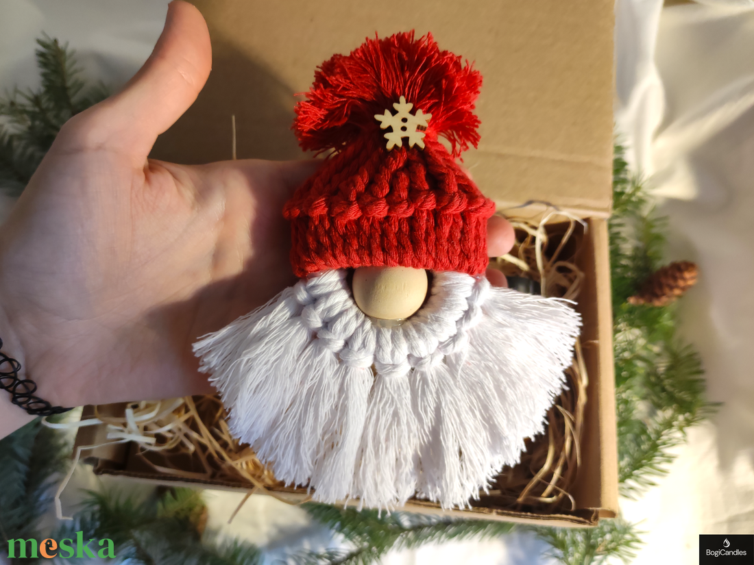 Makramé Mikulás + Illatgyertya Ajándékcsomag -120g, Ajándék barátnőnek, kollégának, szülőknek, ajándék box - karácsony - karácsonyi lakásdekoráció - karácsonyi illatgyertya, mécses - Meska.hu