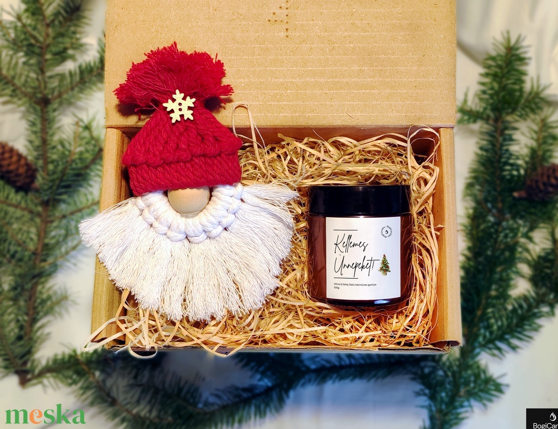 Makramé Mikulás + Illatgyertya Ajándékcsomag -120g, Ajándék barátnőnek, kollégának, szülőknek, ajándék box - karácsony - karácsonyi lakásdekoráció - karácsonyi illatgyertya, mécses - Meska.hu