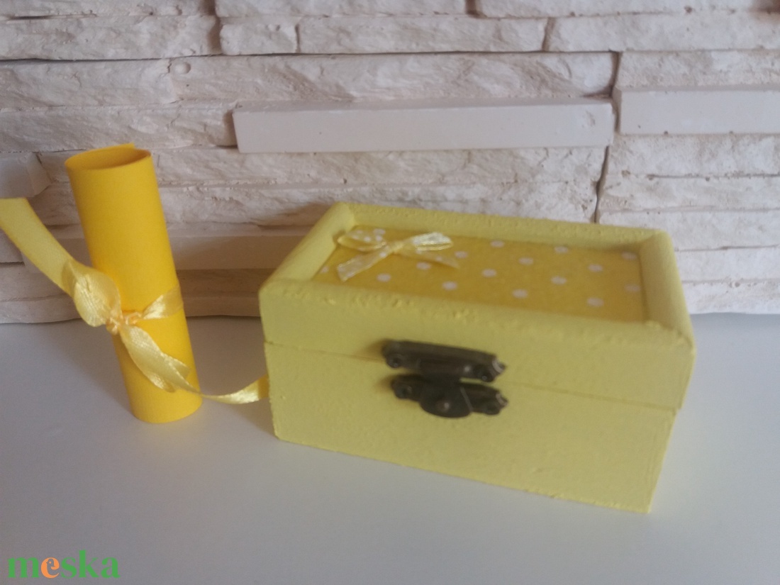 Vidám fa dobozka - halványsárga színben - otthon & életmód - dekoráció - asztal és polc dekoráció - díszdoboz - Meska.hu