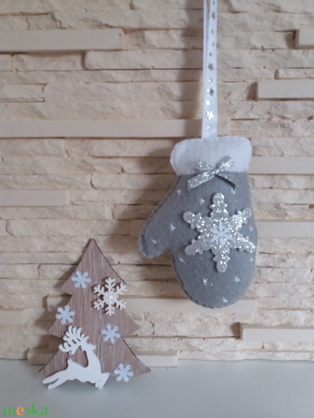 Filc karácsonyfadísz - hópelyhes, szürke kesztyű - karácsony - karácsonyi lakásdekoráció - karácsonyfadíszek - Meska.hu