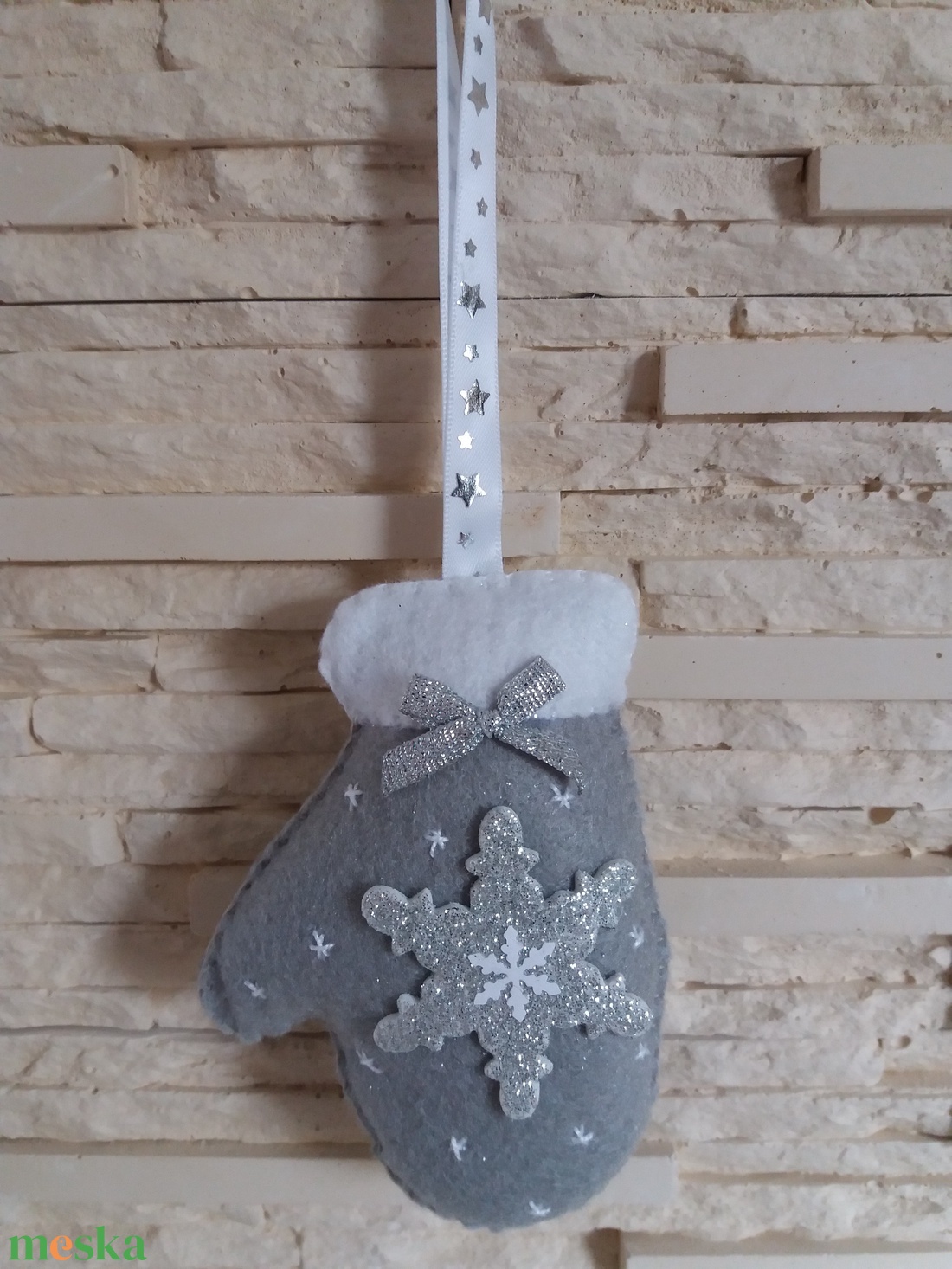 Filc karácsonyfadísz - hópelyhes, szürke kesztyű - karácsony - karácsonyi lakásdekoráció - karácsonyfadíszek - Meska.hu