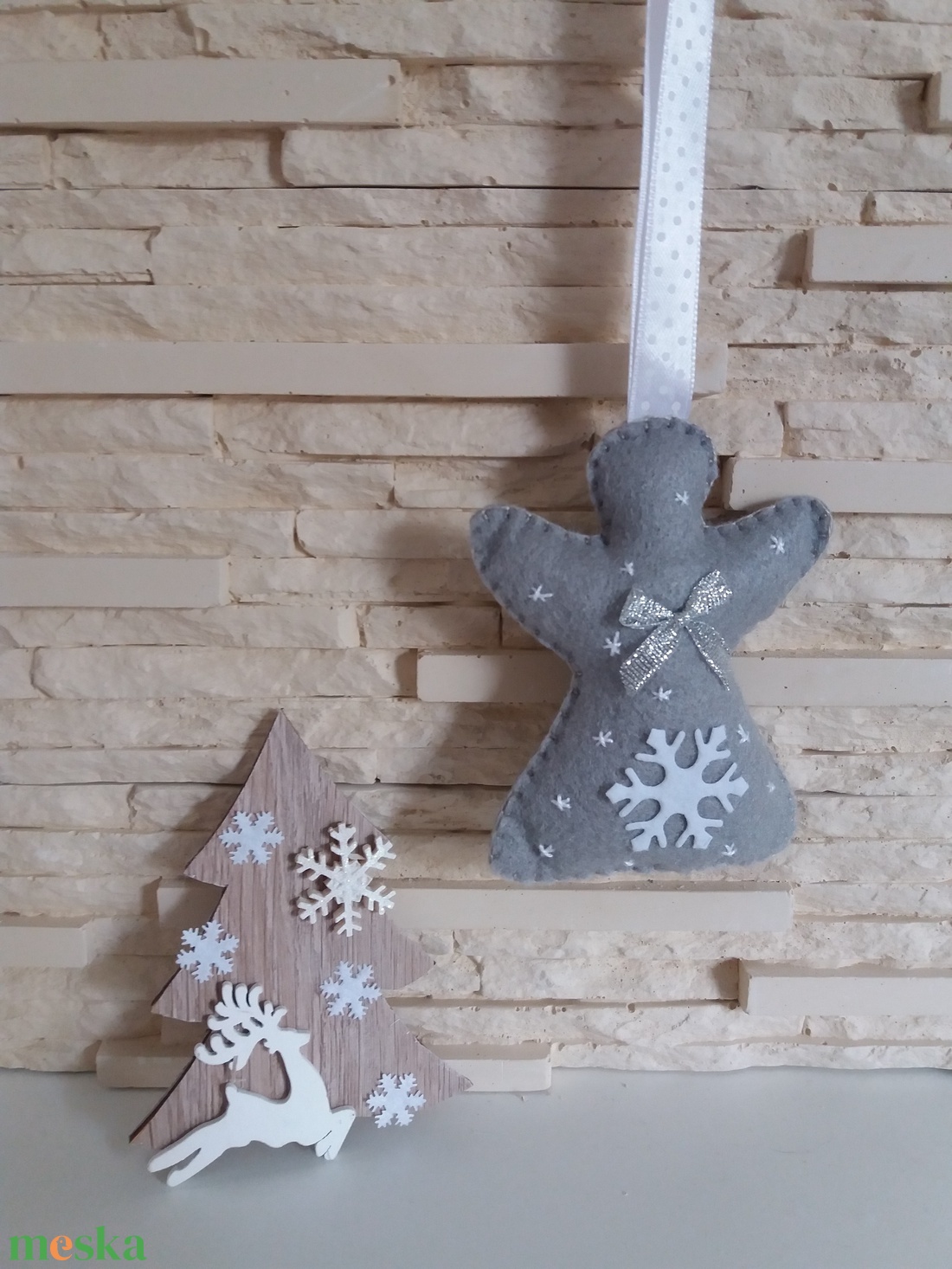 Filc karácsonyfadísz - hópelyhes, szürke angyalka - karácsony - karácsonyi lakásdekoráció - karácsonyfadíszek - Meska.hu
