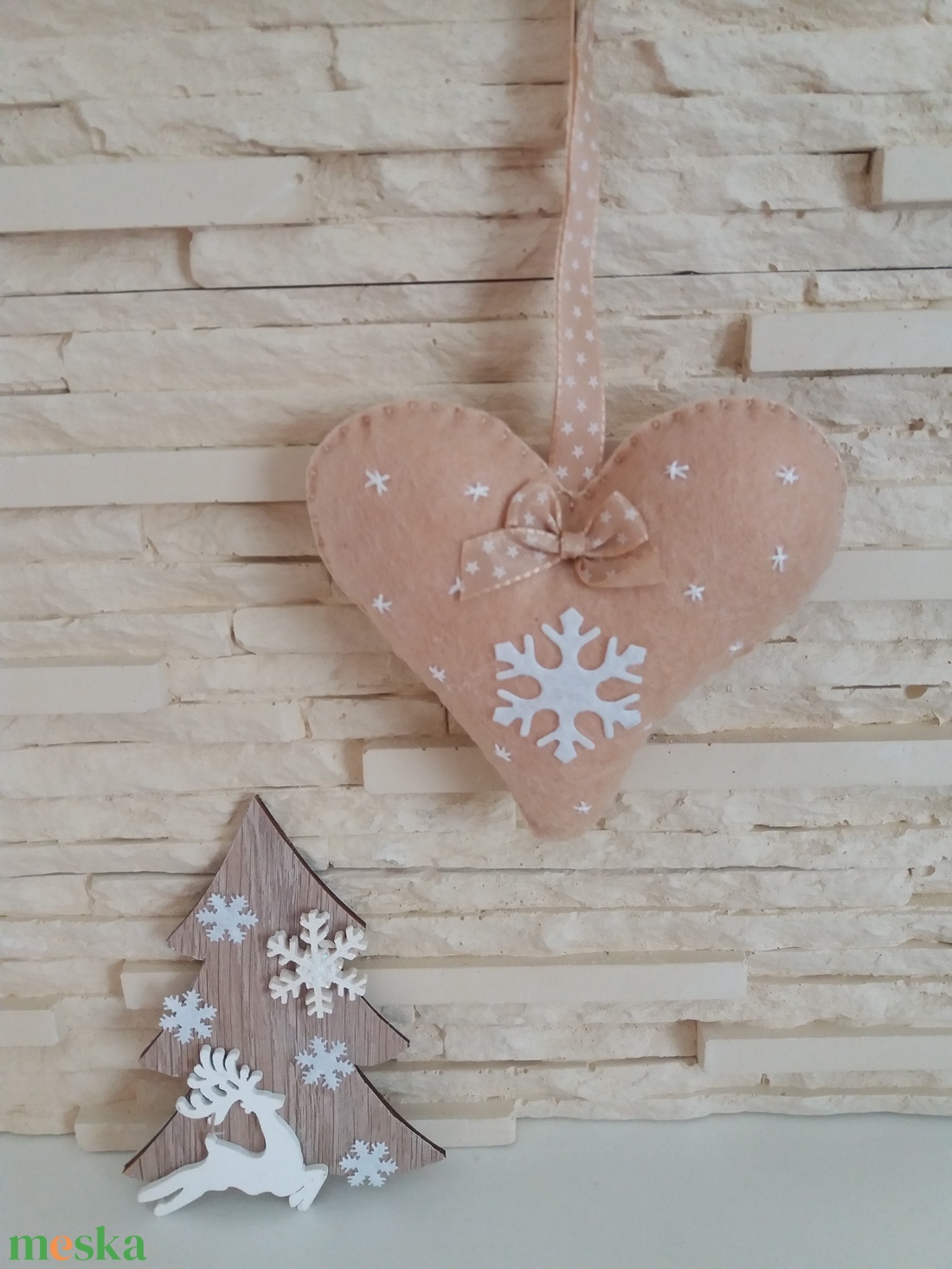 Filc karácsonyfadísz - hópelyhes, bézs szívecske - karácsony - karácsonyi lakásdekoráció - karácsonyfadíszek - Meska.hu