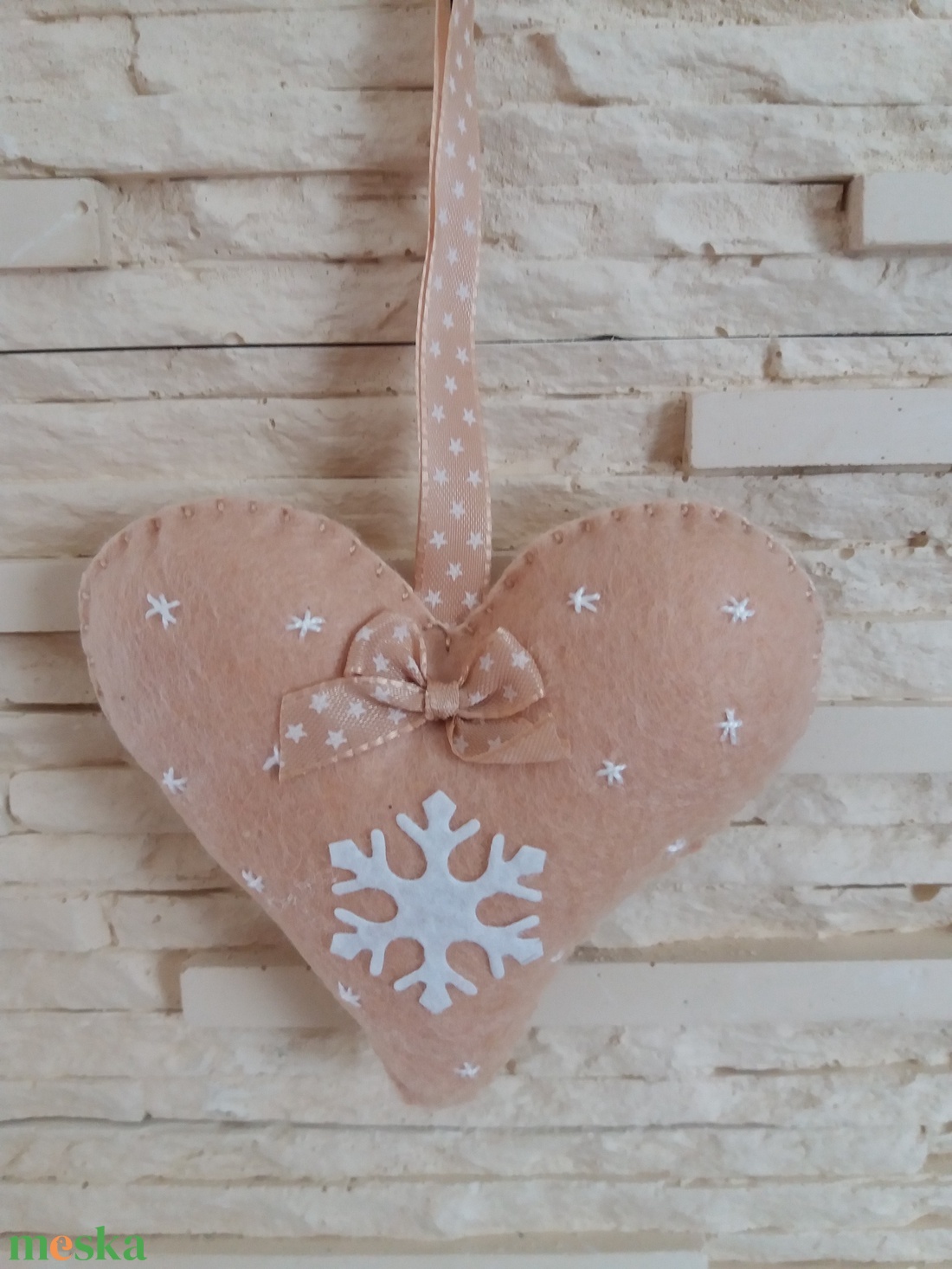 Filc karácsonyfadísz - hópelyhes, bézs szívecske - karácsony - karácsonyi lakásdekoráció - karácsonyfadíszek - Meska.hu