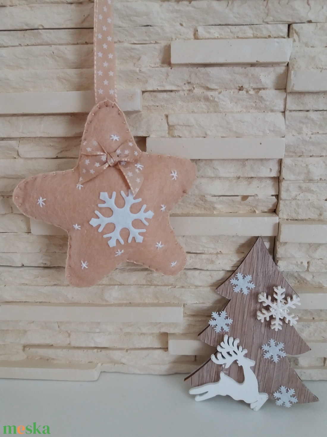 Filc karácsonyfadísz - hópelyhes, bézs csillag - karácsony - karácsonyi lakásdekoráció - karácsonyfadíszek - Meska.hu
