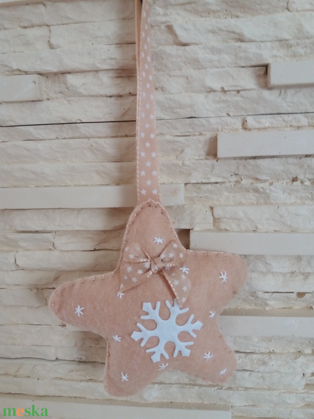 Filc karácsonyfadísz - hópelyhes, bézs csillag - karácsony - karácsonyi lakásdekoráció - karácsonyfadíszek - Meska.hu
