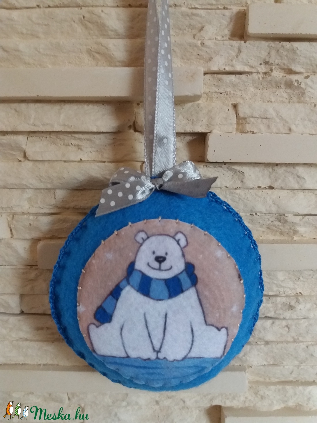 Filc karácsonyfadísz - jégen csücsülő jegesmaci, sötétkék - karácsony - karácsonyi lakásdekoráció - karácsonyfadíszek - karácsonyi lakásdekoráció - Meska.hu