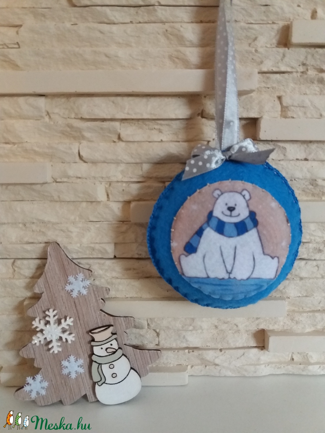 Filc karácsonyfadísz - jégen csücsülő jegesmaci, sötétkék - karácsony - karácsonyi lakásdekoráció - karácsonyfadíszek - karácsonyi lakásdekoráció - Meska.hu