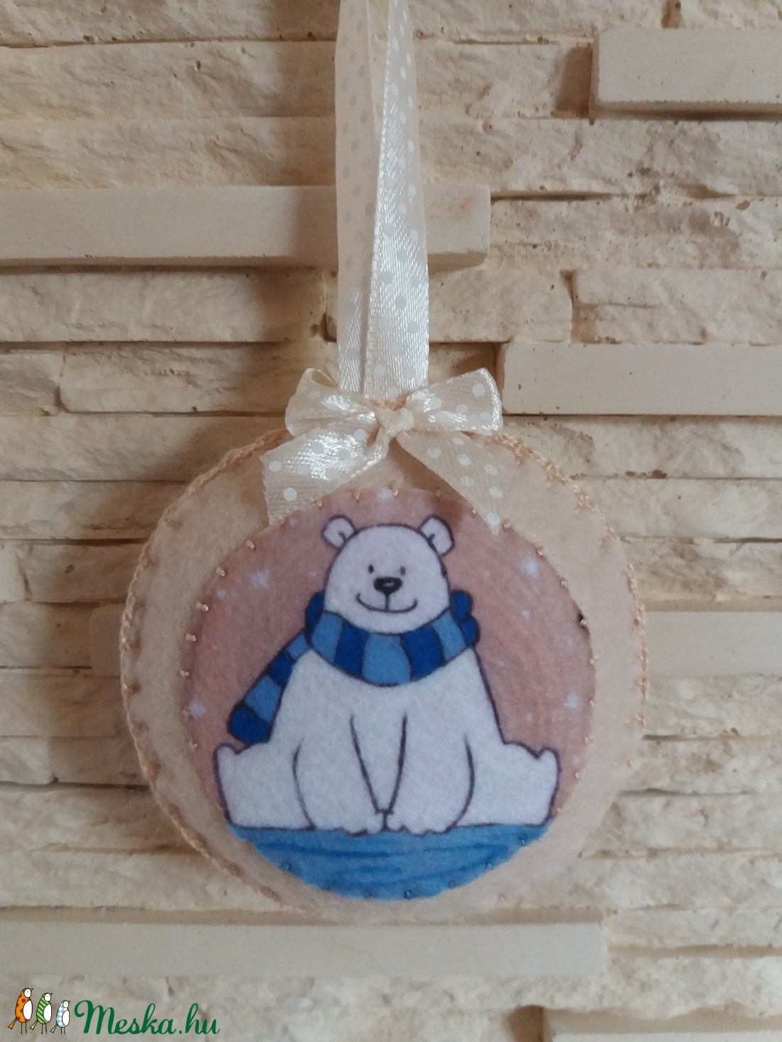 Filc karácsonyfadísz - jégen csücsülő jegesmaci, bézs - karácsony - karácsonyi lakásdekoráció - karácsonyfadíszek - karácsonyi lakásdekoráció - Meska.hu