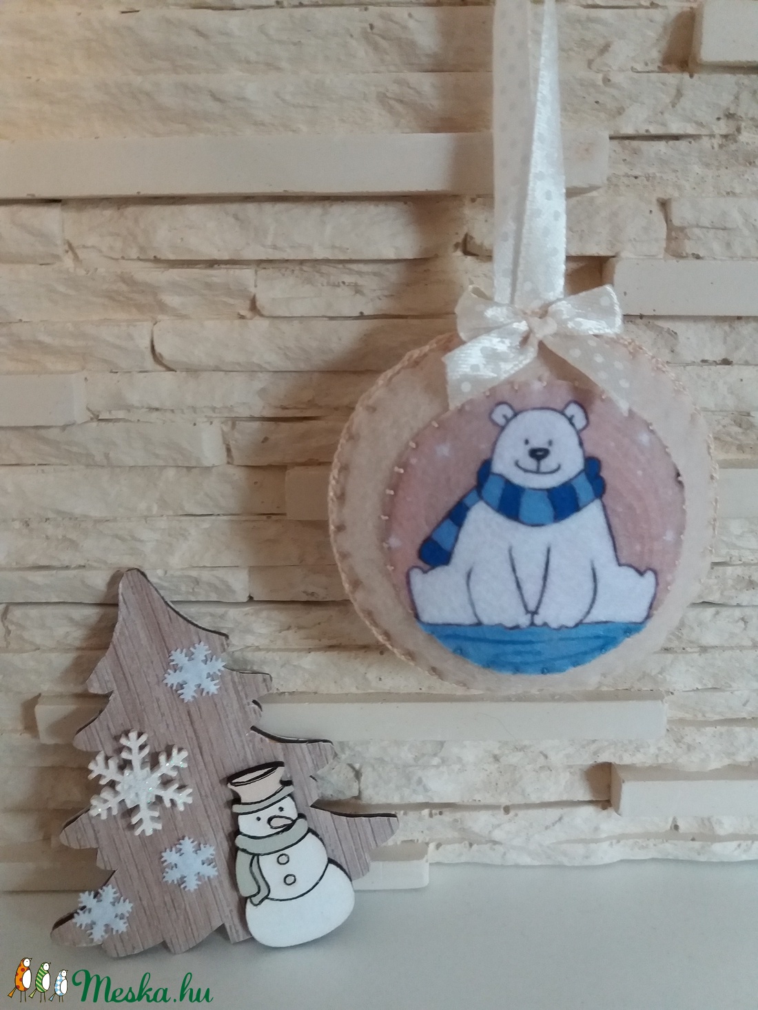Filc karácsonyfadísz - jégen csücsülő jegesmaci, bézs - karácsony - karácsonyi lakásdekoráció - karácsonyfadíszek - karácsonyi lakásdekoráció - Meska.hu