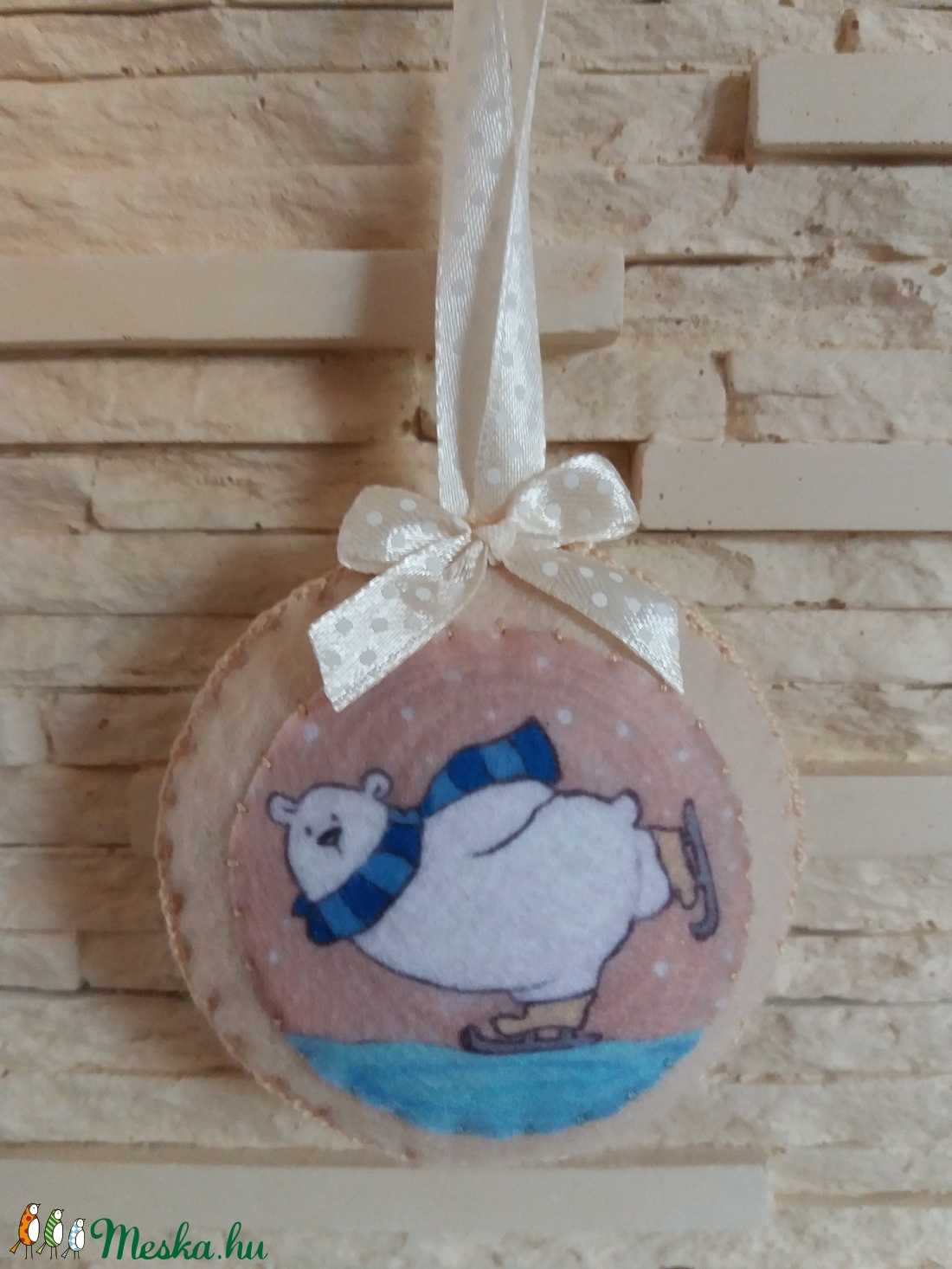 Filc karácsonyfadísz - korcsolyázó jegesmaci, bézs - karácsony - karácsonyi lakásdekoráció - karácsonyfadíszek - karácsonyi lakásdekoráció - Meska.hu