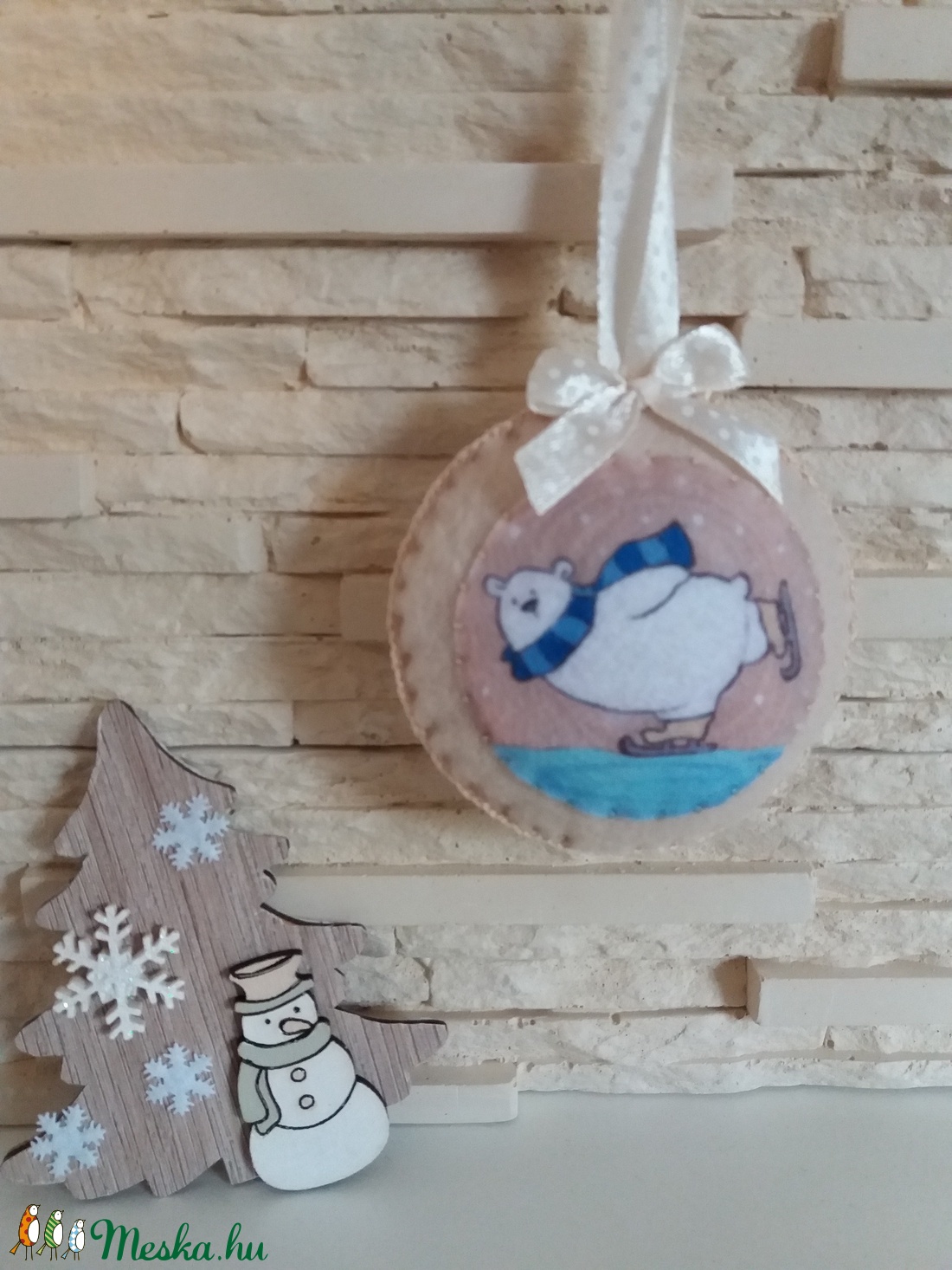 Filc karácsonyfadísz - korcsolyázó jegesmaci, bézs - karácsony - karácsonyi lakásdekoráció - karácsonyfadíszek - karácsonyi lakásdekoráció - Meska.hu