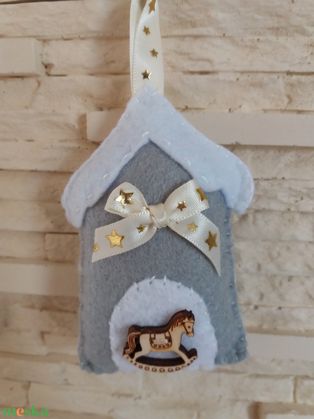 Filc karácsonyi dísz - szürke házikó hintalóval - karácsony - karácsonyi lakásdekoráció - karácsonyfadíszek - Meska.hu