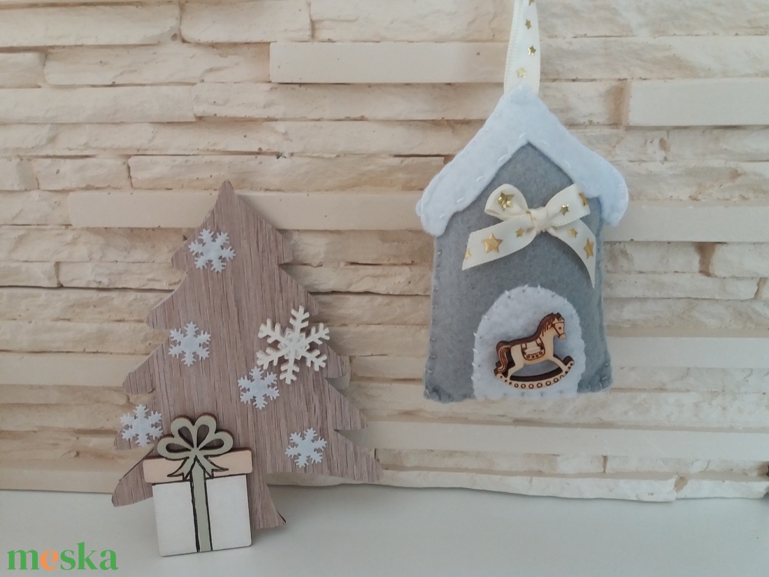Filc karácsonyi dísz - szürke házikó hintalóval - karácsony - karácsonyi lakásdekoráció - karácsonyfadíszek - Meska.hu