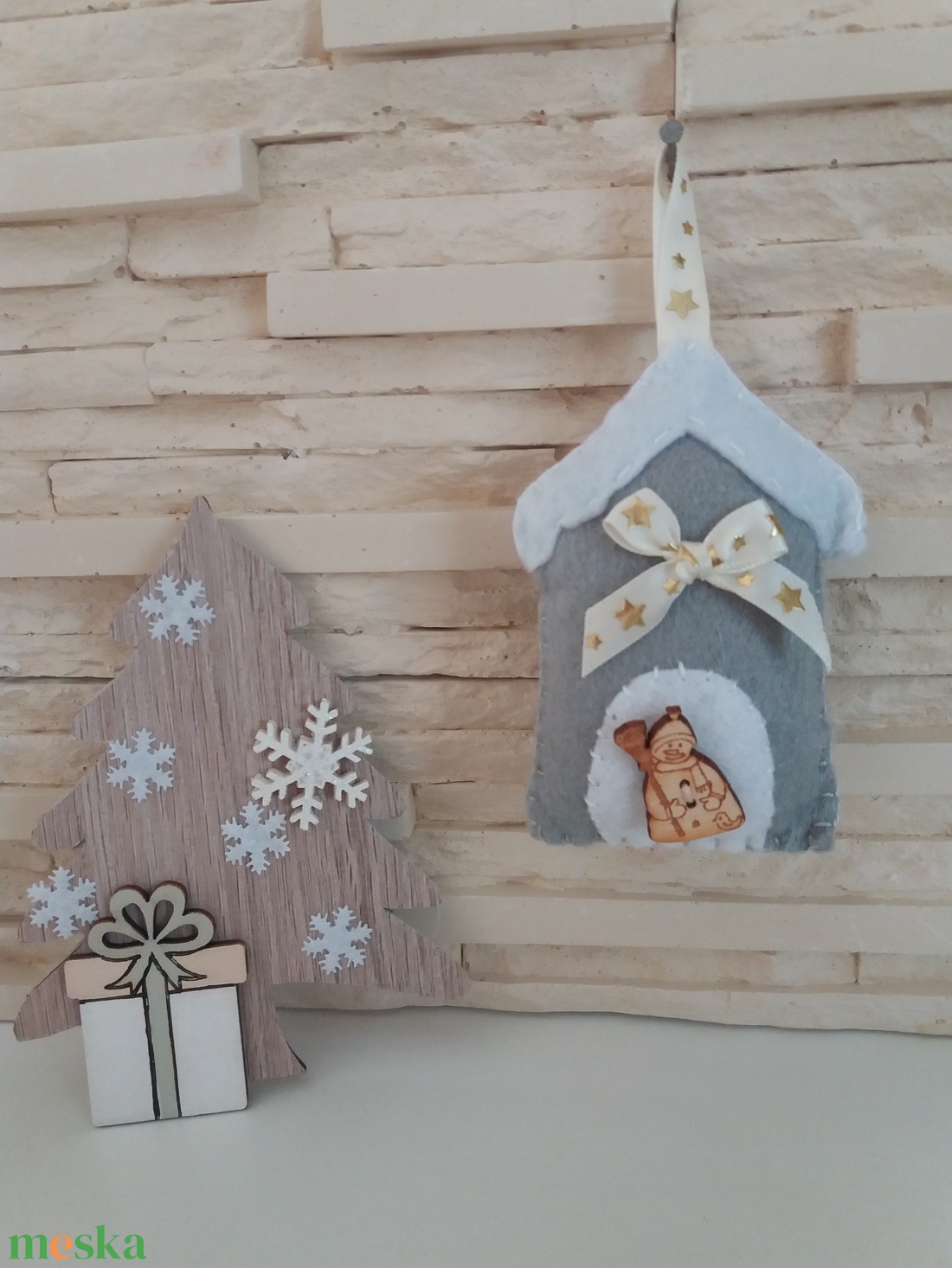 Filc karácsonyi dísz - szürke házikó hóemberrel - karácsony - karácsonyi lakásdekoráció - karácsonyfadíszek - Meska.hu
