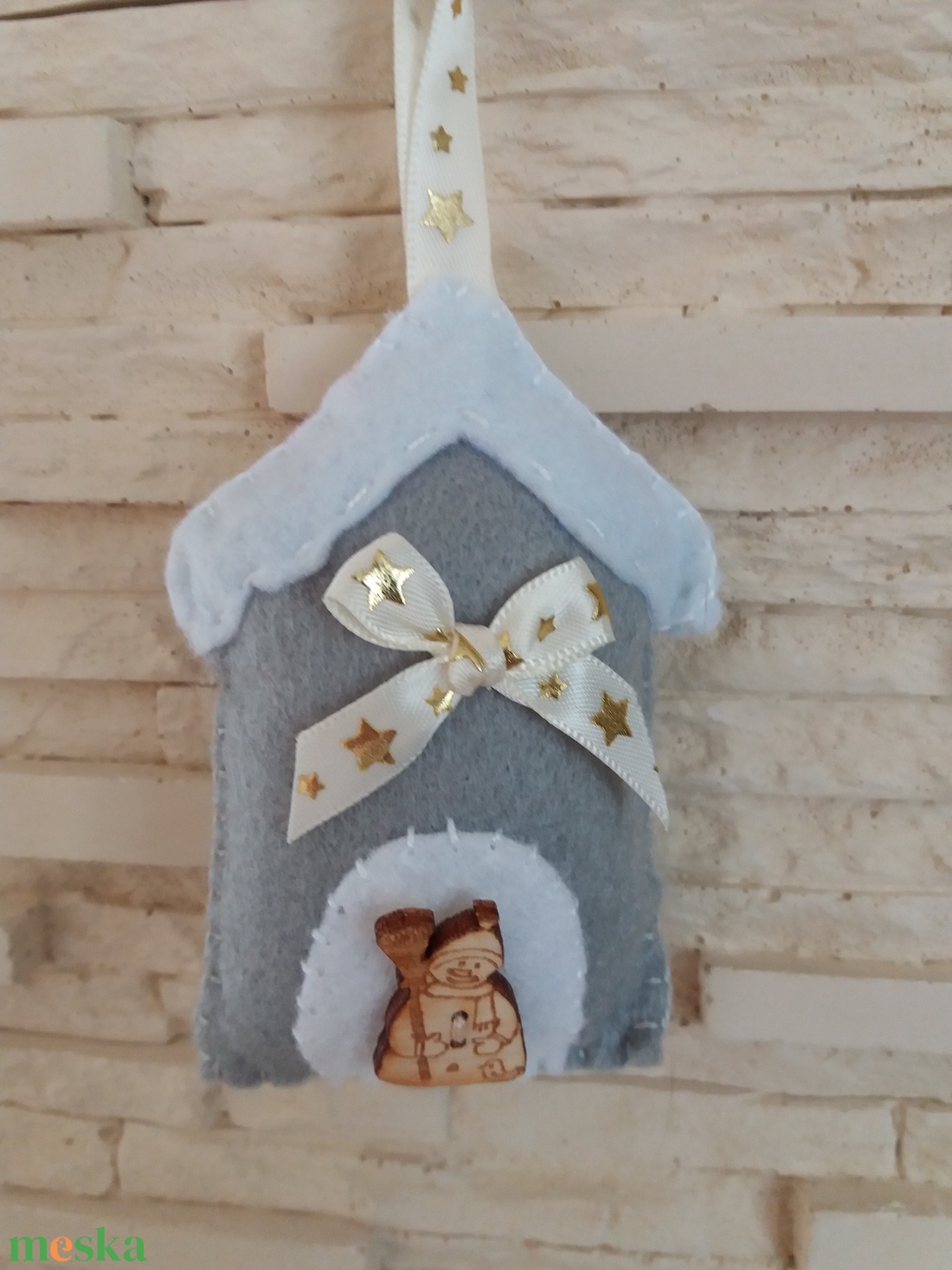Filc karácsonyi dísz - szürke házikó hóemberrel - karácsony - karácsonyi lakásdekoráció - karácsonyfadíszek - Meska.hu