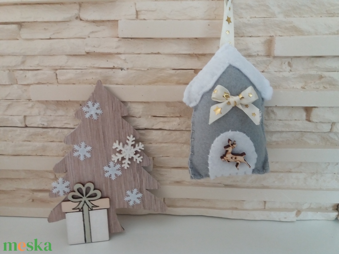 Filc karácsonyi dísz - szürke házikó rénszarvassal - karácsony - karácsonyi lakásdekoráció - karácsonyfadíszek - Meska.hu