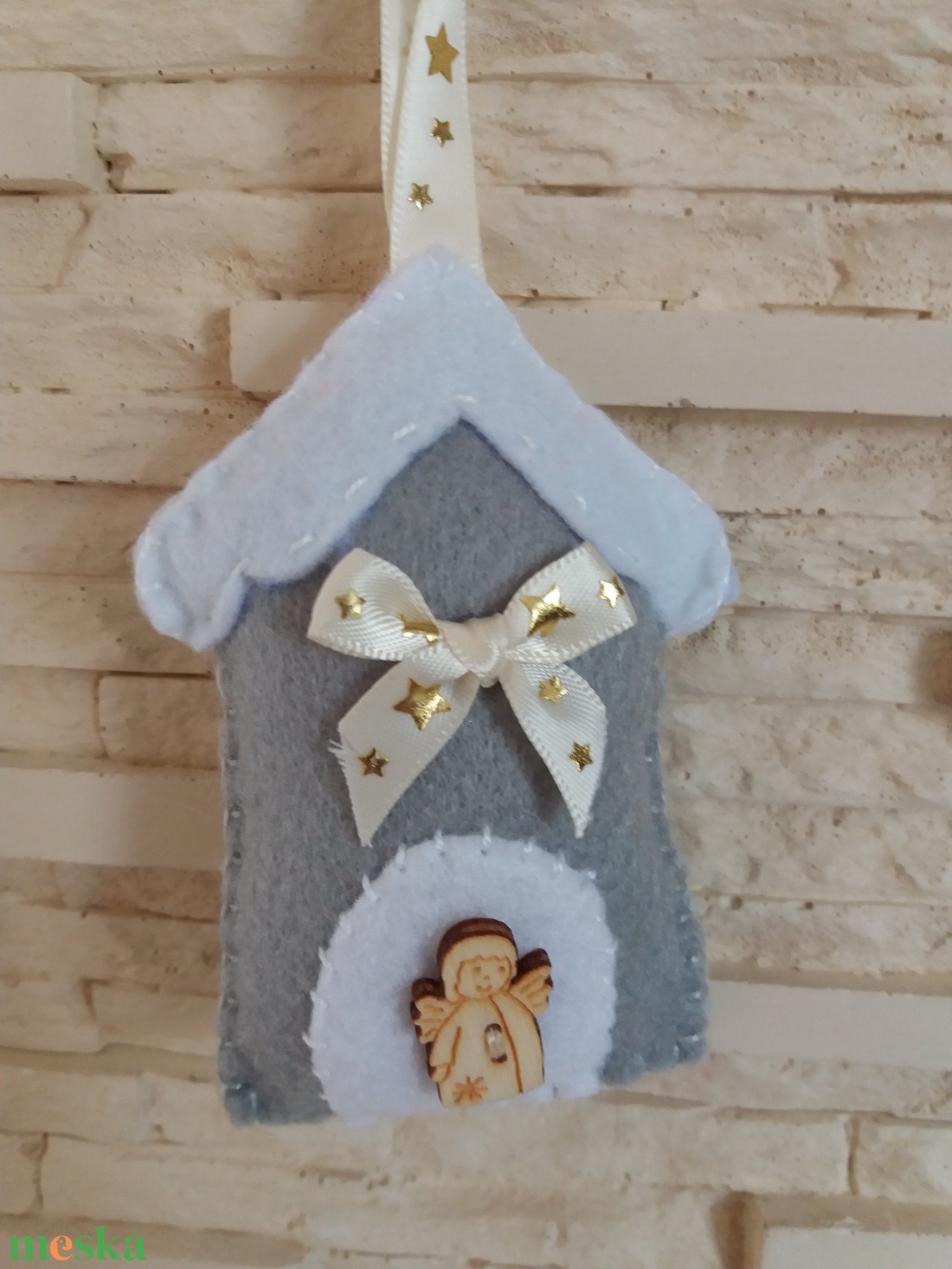 Filc karácsonyi dísz - szürke házikó angyalkával - karácsony - karácsonyi lakásdekoráció - karácsonyfadíszek - Meska.hu