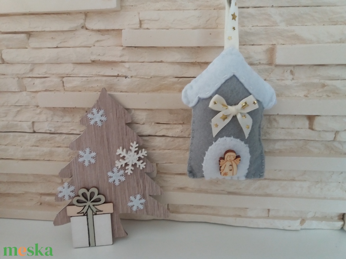 Filc karácsonyi dísz - szürke házikó angyalkával - karácsony - karácsonyi lakásdekoráció - karácsonyfadíszek - Meska.hu