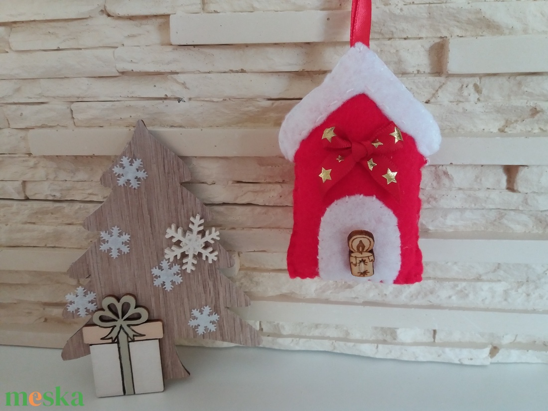 Filc karácsonyi dísz - piros házikó gyertyával - karácsony - karácsonyi lakásdekoráció - karácsonyfadíszek - Meska.hu