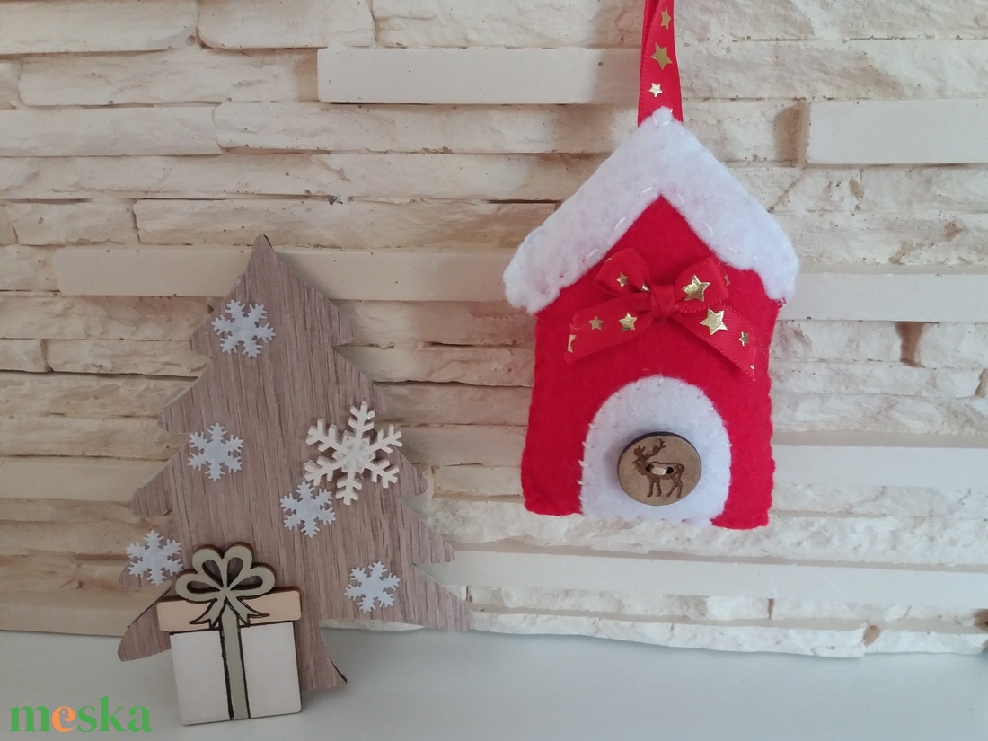 Filc karácsonyi dísz - piros házikó szarvassal - karácsony - karácsonyi lakásdekoráció - karácsonyfadíszek - Meska.hu