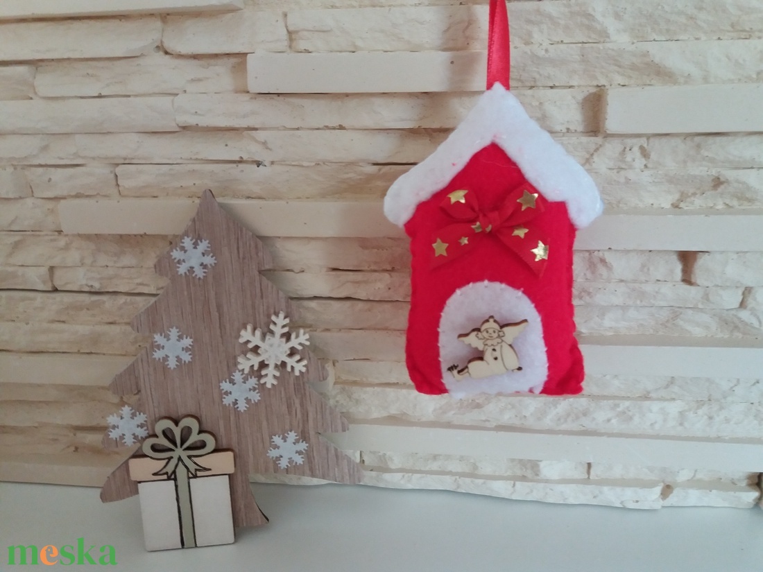 Filc karácsonyi dísz - piros házikó angyalkával - karácsony - karácsonyi lakásdekoráció - karácsonyfadíszek - Meska.hu