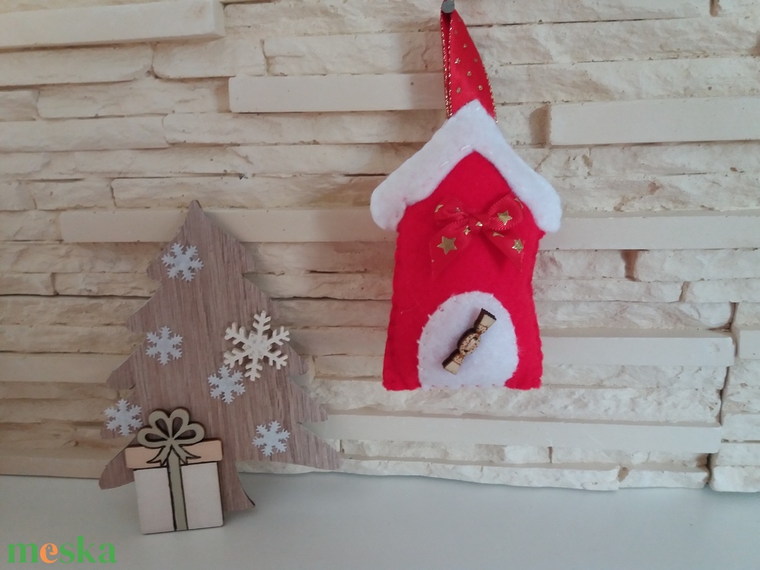 Filc karácsonyi dísz - piros házikó szaloncukorral - karácsony - karácsonyi lakásdekoráció - karácsonyfadíszek - Meska.hu