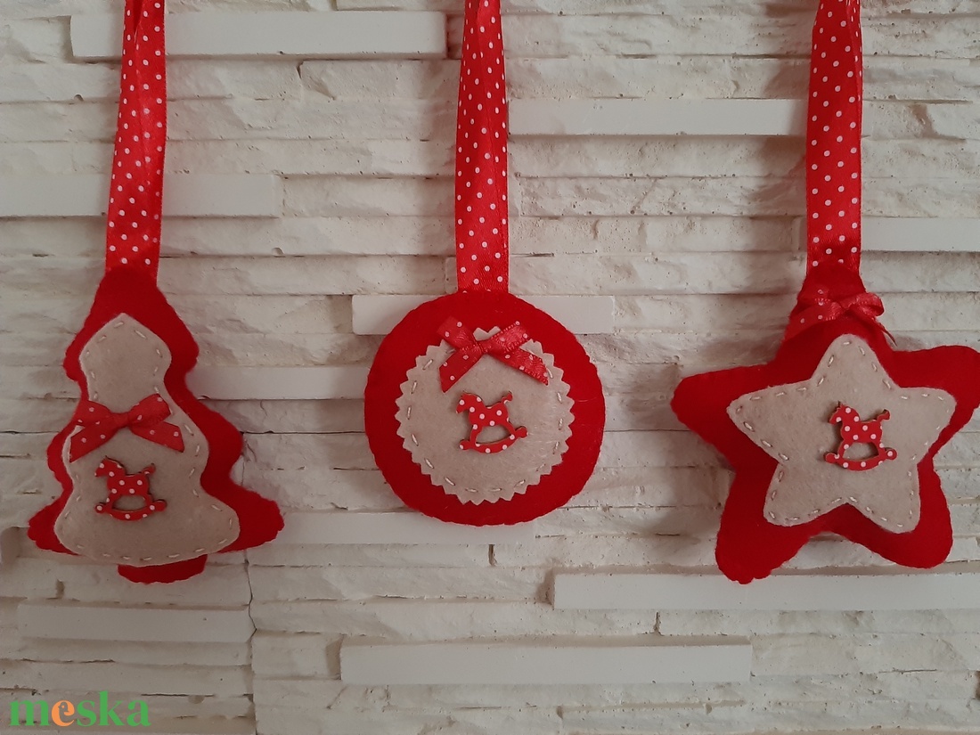 Filc karácsonyi szett - pirosban, hintalóval - karácsony - karácsonyi lakásdekoráció - karácsonyfadíszek - Meska.hu