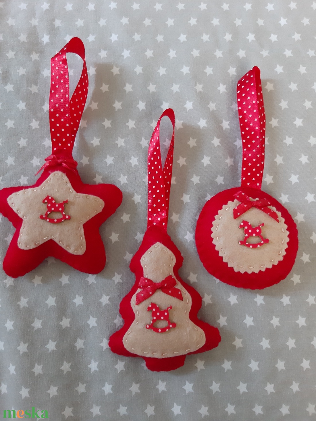 Filc karácsonyi szett - pirosban, hintalóval - karácsony - karácsonyi lakásdekoráció - karácsonyfadíszek - Meska.hu